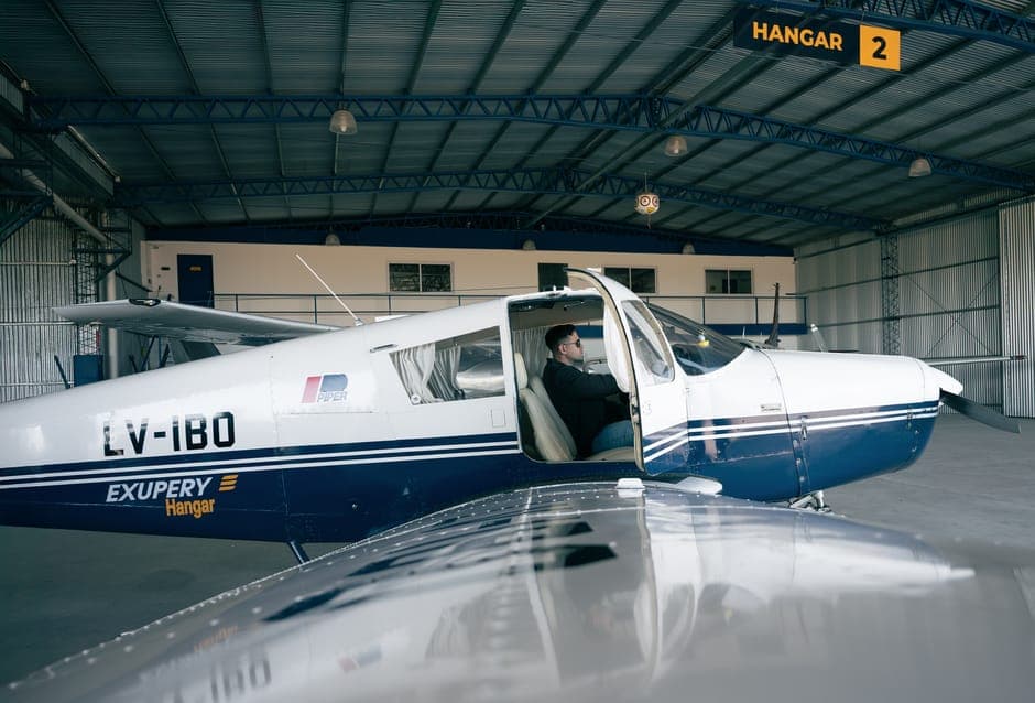 飞行员在空客驾驶舱模拟器中操作控制台