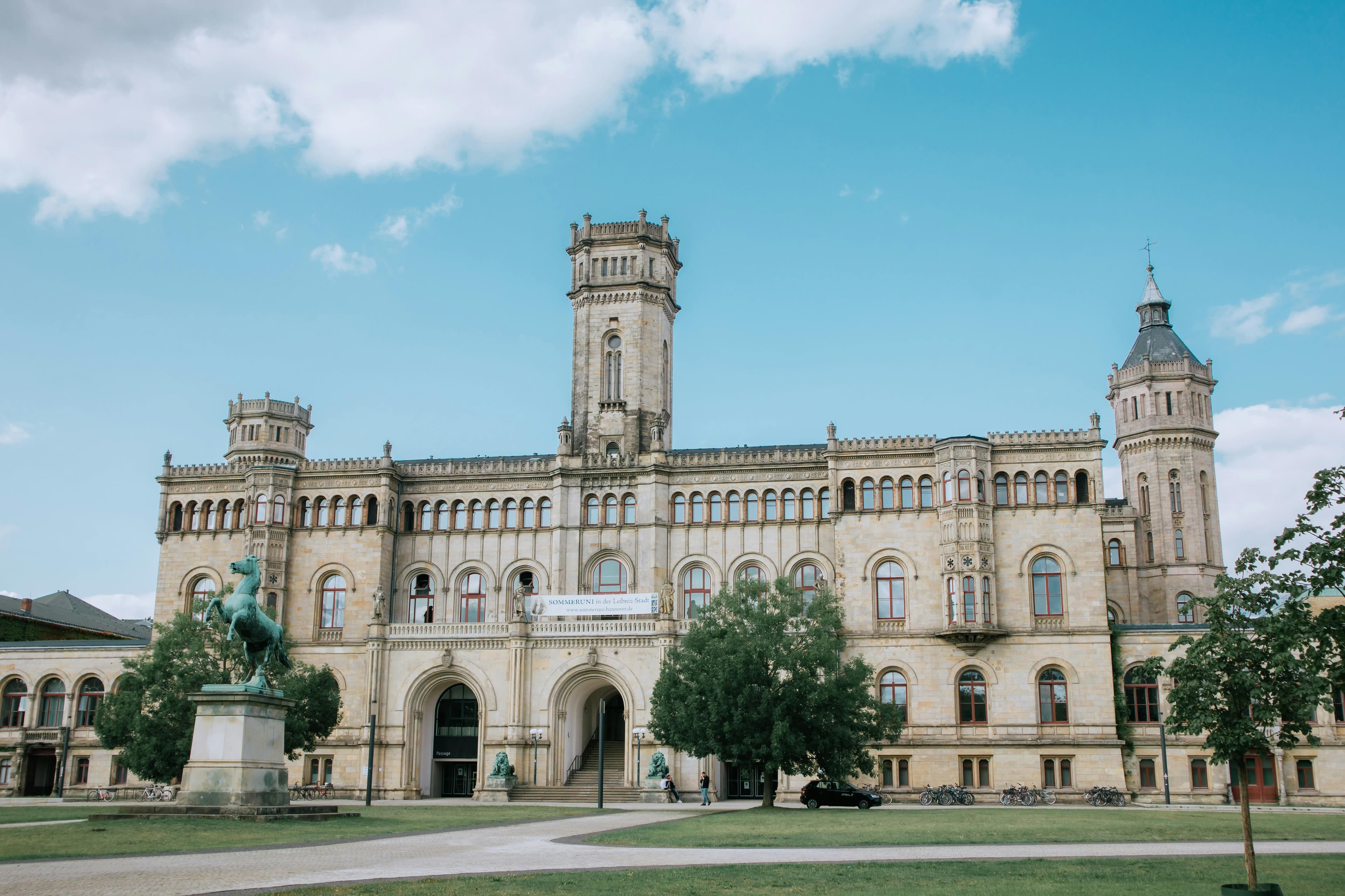 Вид на Университет Лейбница в Ганновере, Германия, демонстрирующий его историческую архитектуру.