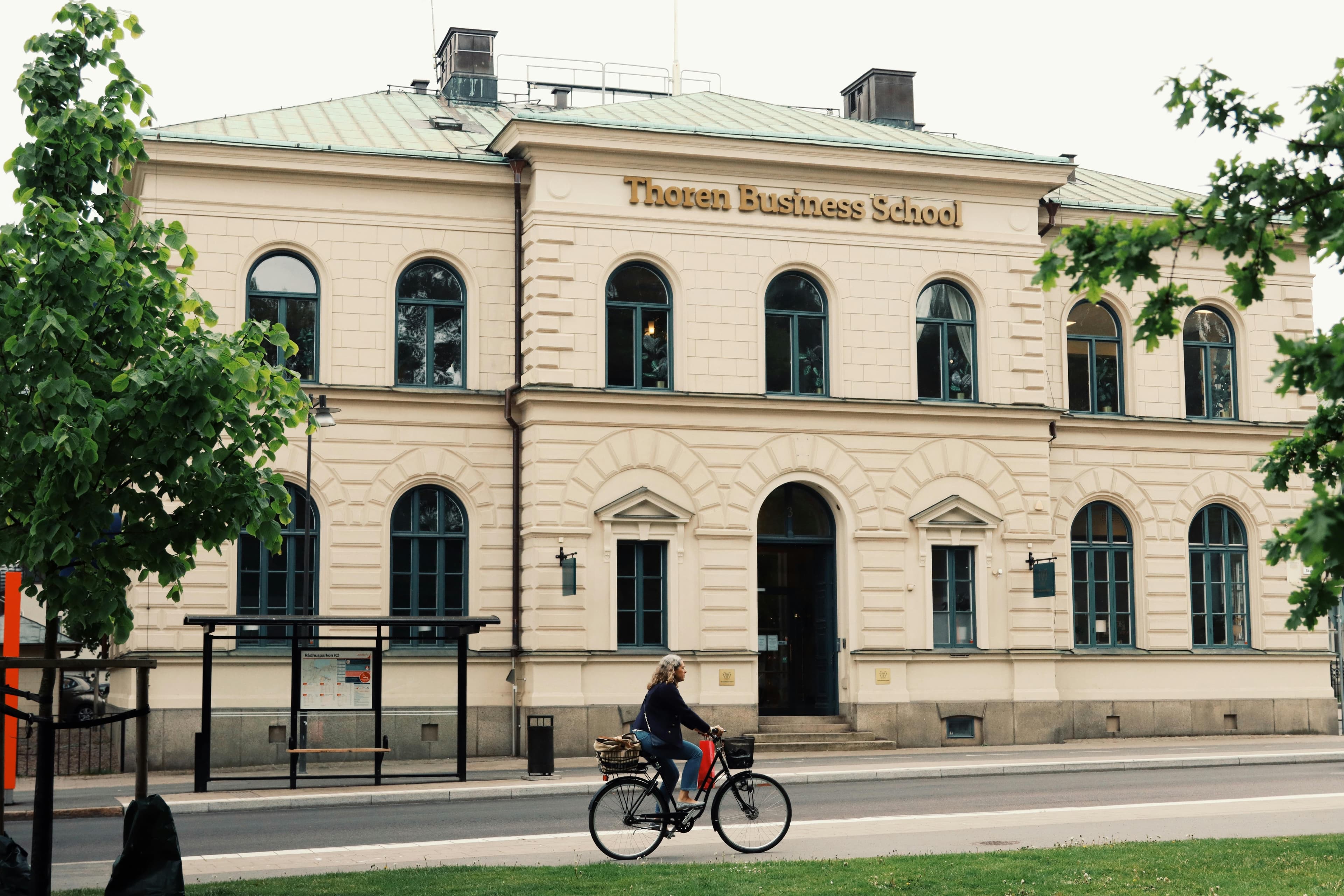 莱夫克欧洲大学校园鸟瞰图,展示建筑与绿化景观。