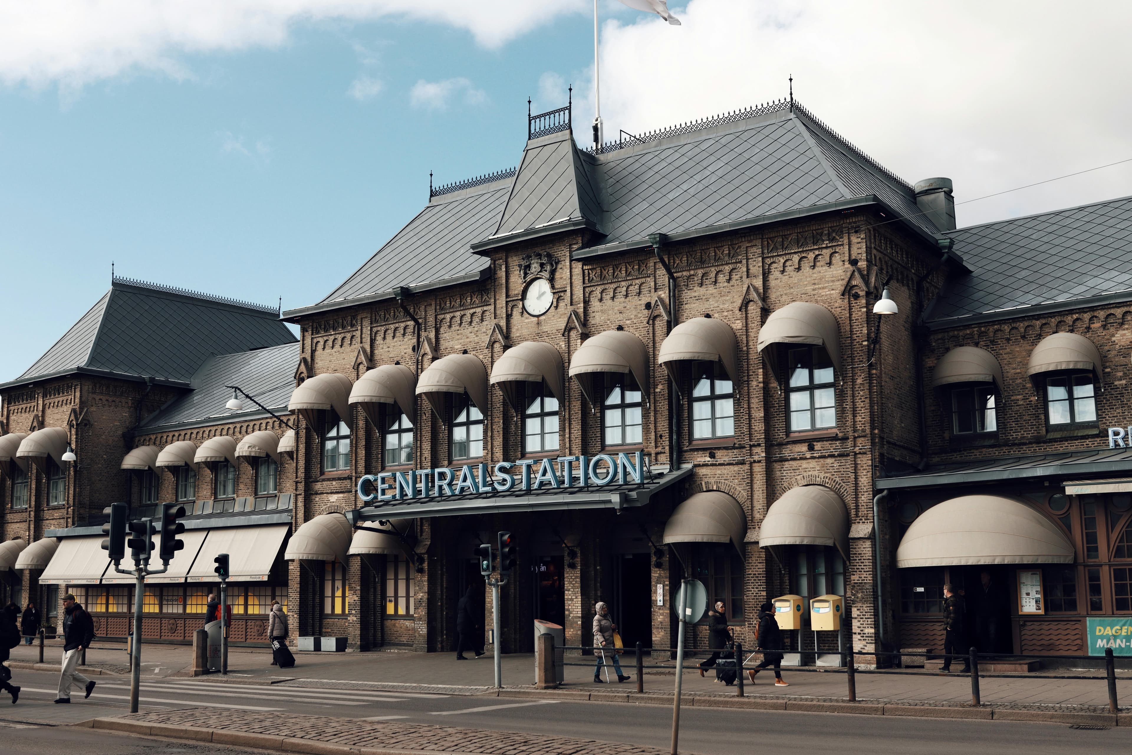 瑞典延雪平市标志性建筑Rådhus在秋日飘扬的瑞典国旗。