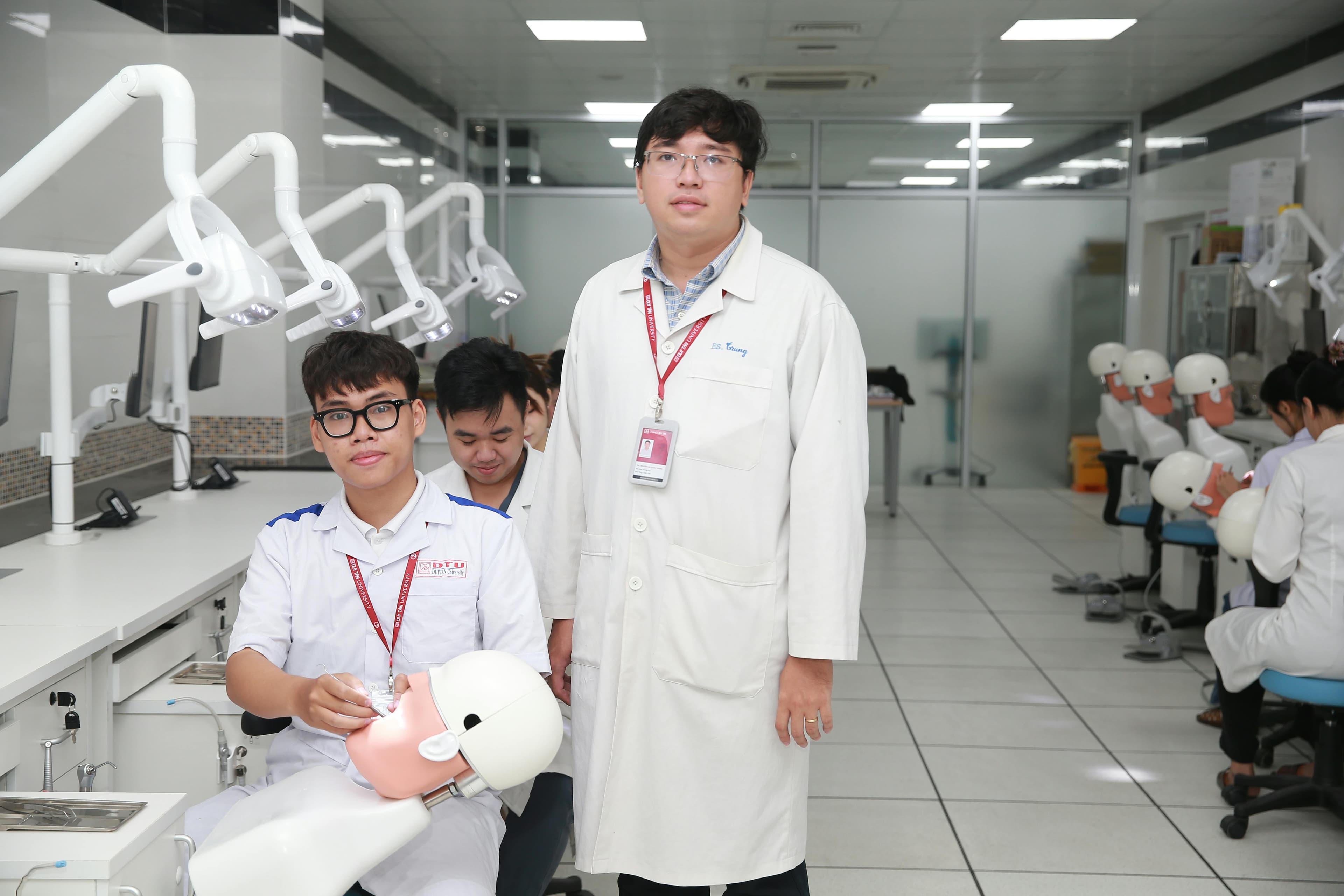 장갑을 낀 치과의사가 정밀한 치아 모형을 들고 있어 치과 진료의 정확성을 보여줍니다.
